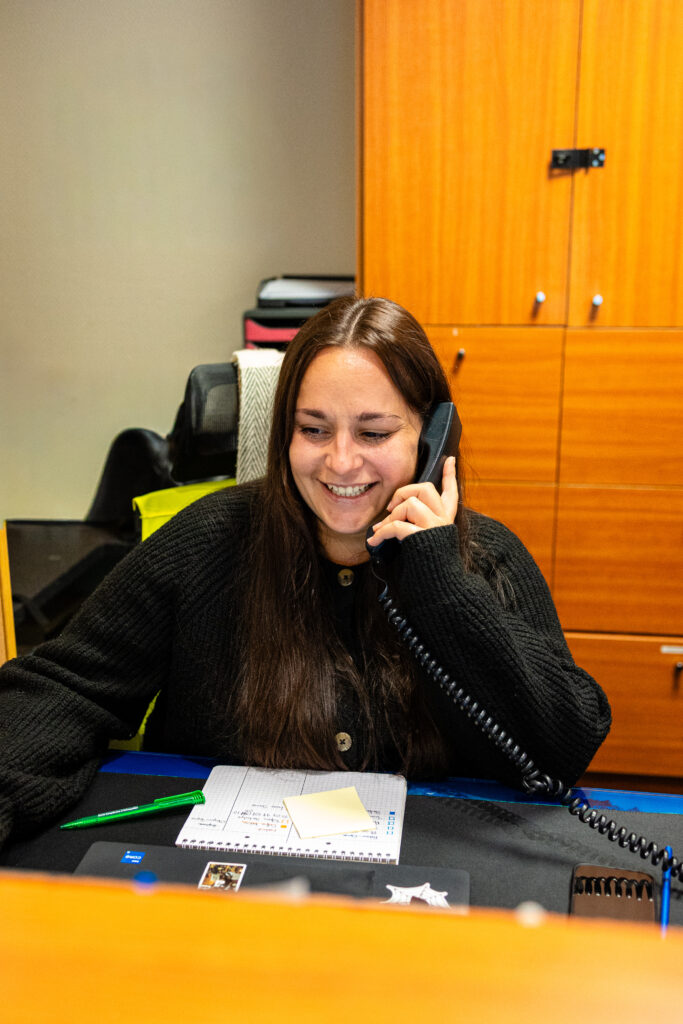 équipe administrative au téléphone