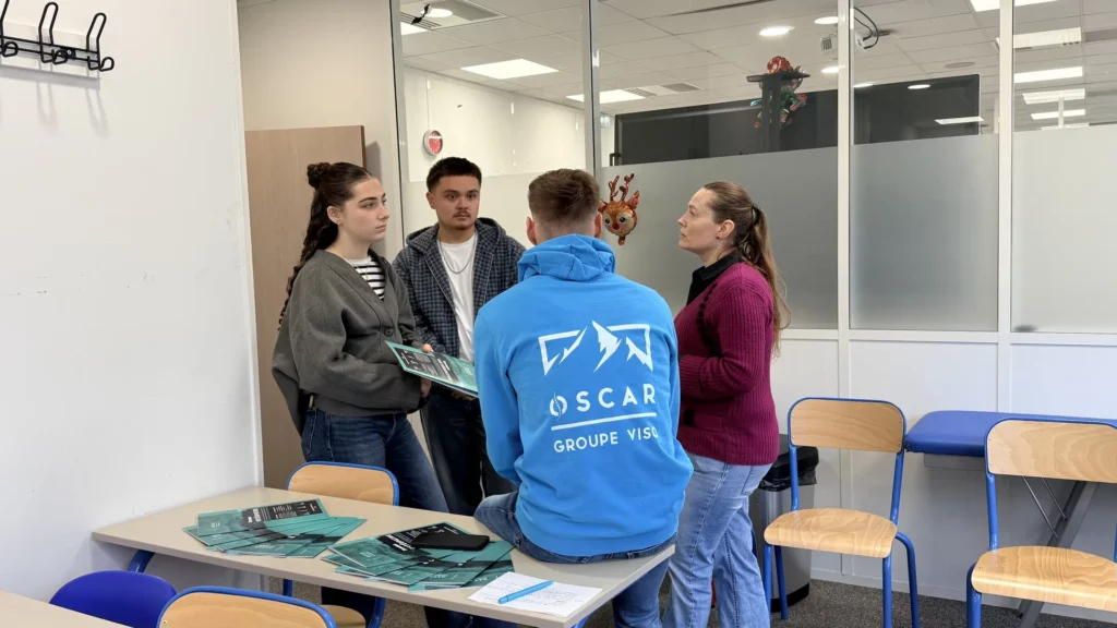 Étudiants en échange avec un conseiller OSCAR lors d'une journée portes ouvertes