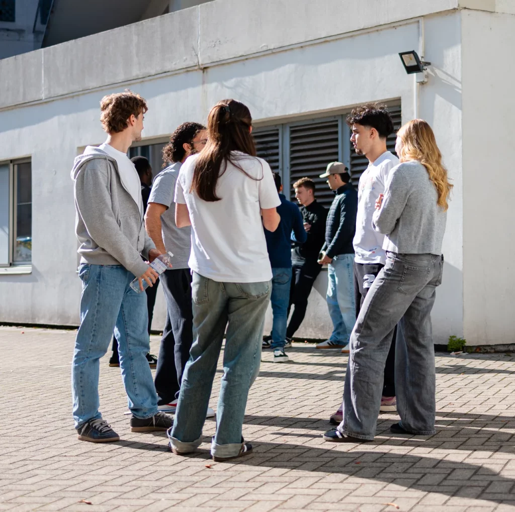 Groupe d'étudiants en pause à l'extérieur du campus OSCAR