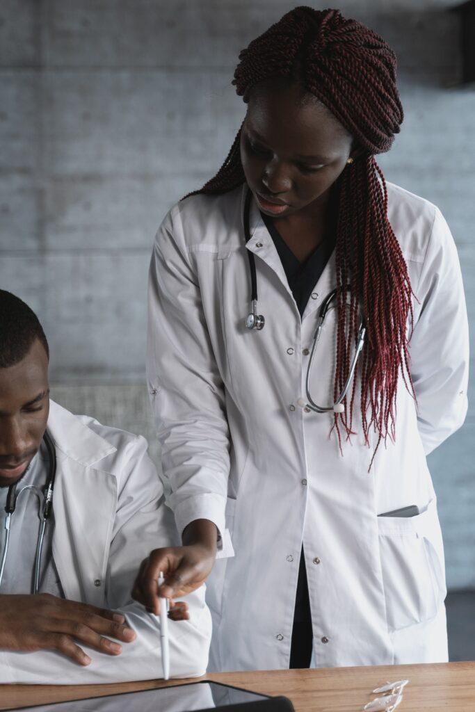 Étudiants en médecines discutant entre eux