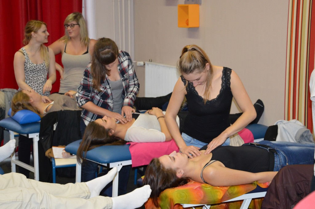 Étudiants OSCAR pratiquant des manipulations ostéopathies sur des camarades.
