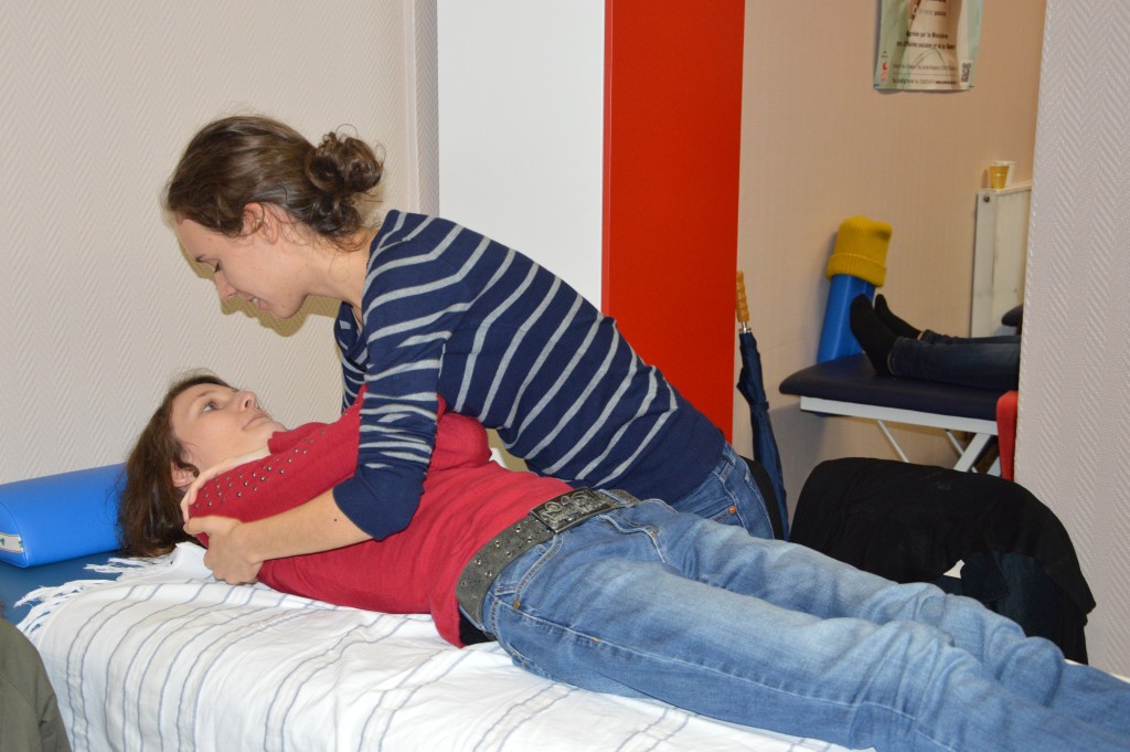 Étudiante OSCAR réalisant une manipulation d'ostéopathie sur une camarade.