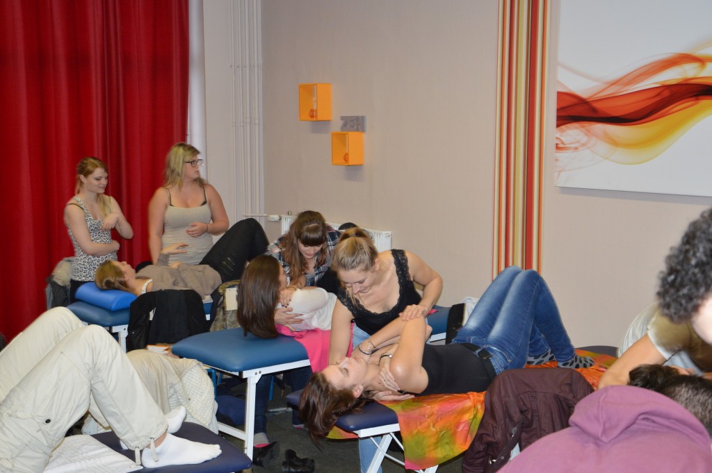 Étudiants OSCAR pratiquant des soins ostéopathiques.