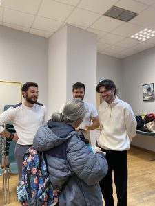 étudiants en ostéopathie avec séniors