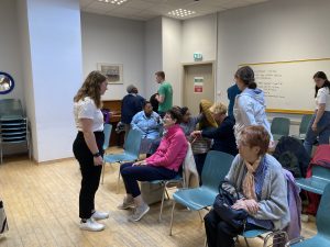 étudiant à la rencontre d'un public senior