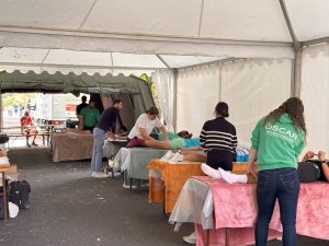 Des étudiants en ostéopathie dispensant des soins aux coureurs du Marathon de Colmar