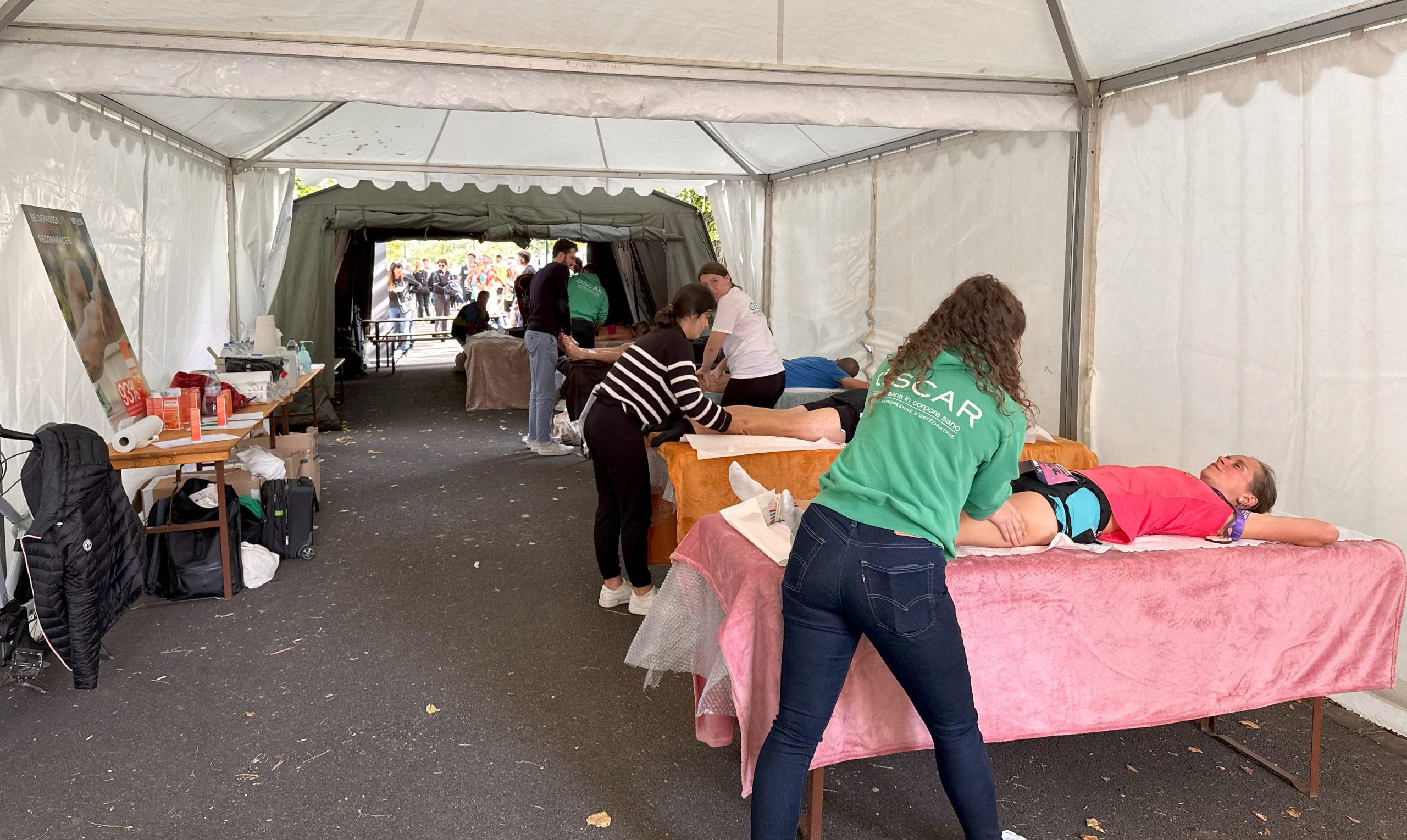 Nos étudiants en ostéopathie prodiguant des soins aux coureurs du Marathon de Colmar