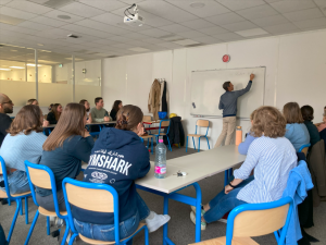 Sébastien Marie, formateur en communication et gestion du stress, présente son travail aux étudiants