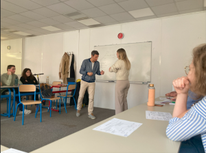 Sébastien Marie montrant des posture thérapeutique optimale aux étudiants