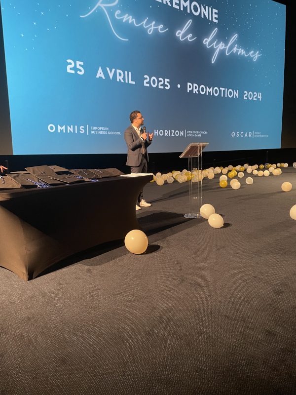 Steven, directeur de l'école OSCAR à la remise des diplômes