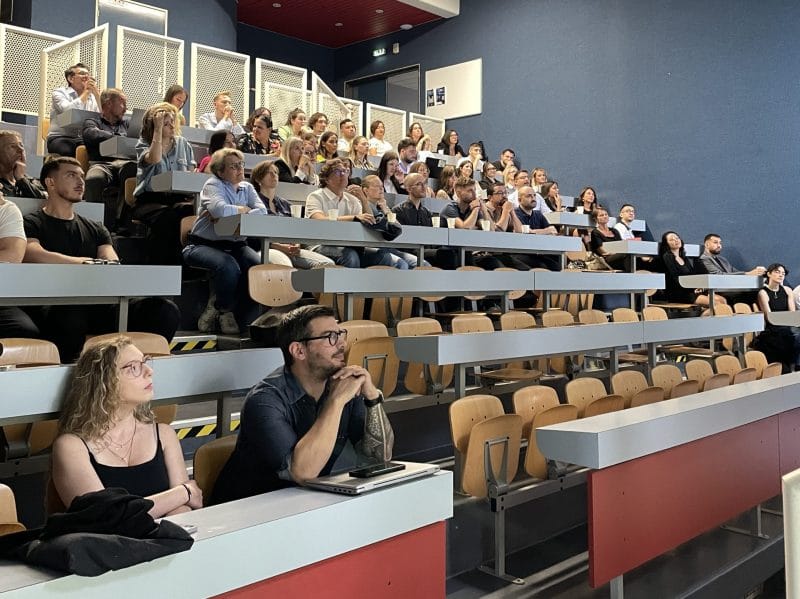 étudiants ostéopathie en amphi