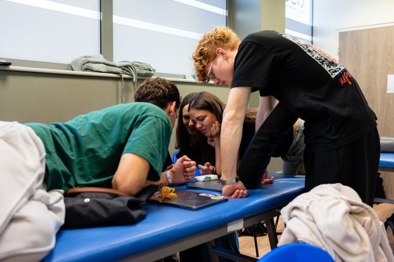 étudiants en groupe en observation