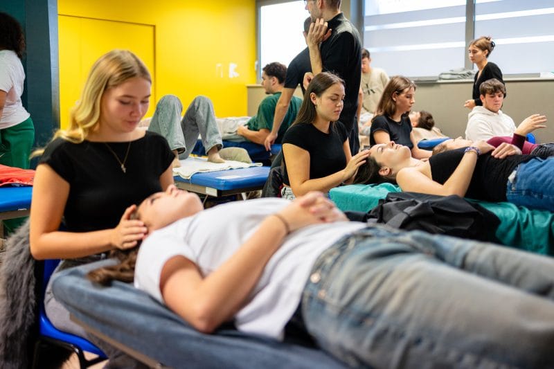 étudiants qui font de l'ostéopathie crânienne