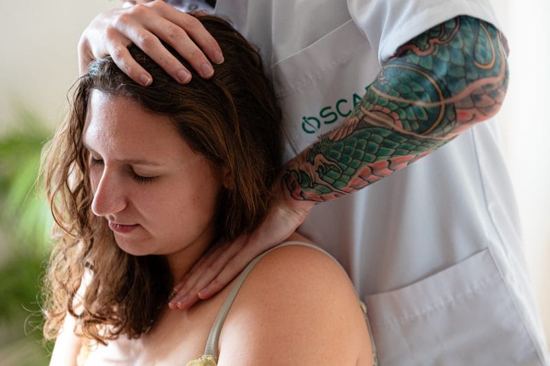 Étudiant en consultation d'ostéopathie avec une patiente de la clinique OSCAR