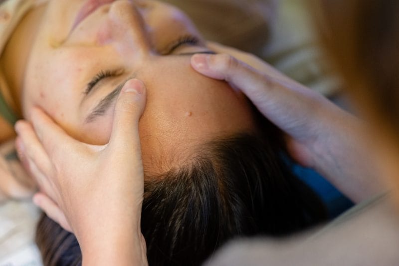 Étudiante en cours pratique d'ostéopathie