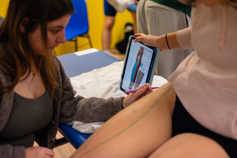 Étudiante en cours pratique d'ostéopathie